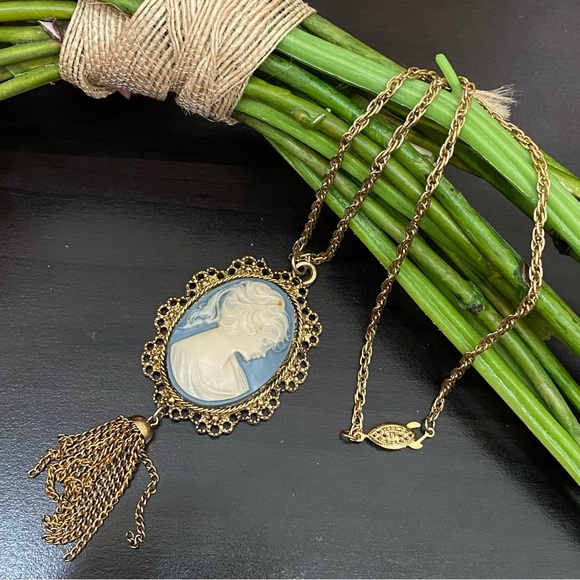 Vintage Unsigned Blue Cameo Pendant Necklace - Picture 4 of 15